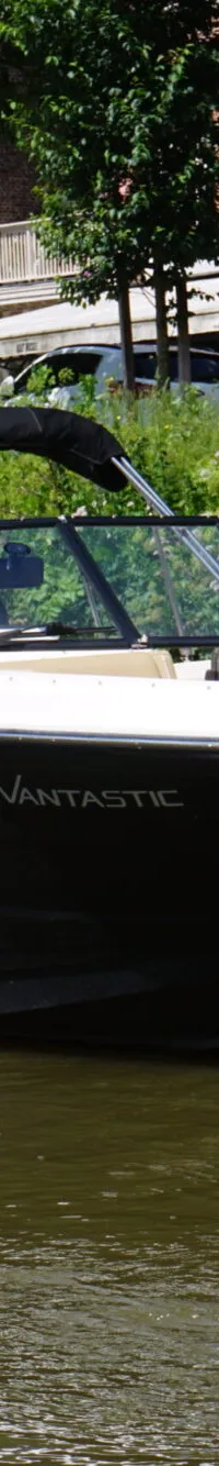 Een wit-zwarte boot met de naam "VANTASTIC" en registratienummer "3-YB-226" vaart op het water. — Sea Ray 250 SLX