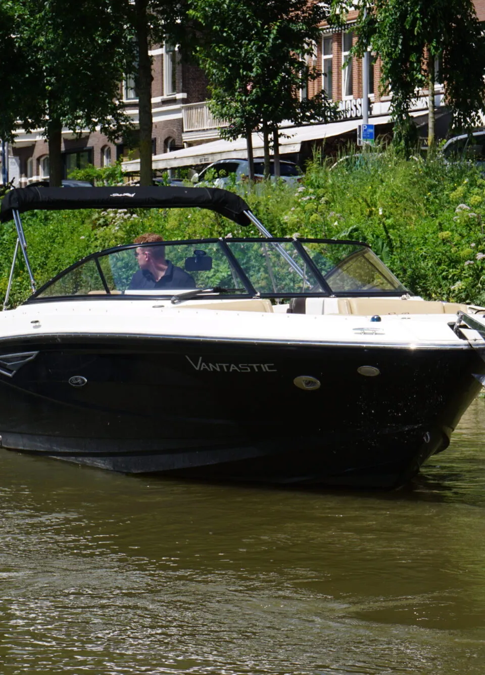 Een wit-zwarte boot met de naam "VANTASTIC" en registratienummer "3-YB-226" vaart op het water. — Sea Ray 250 SLX