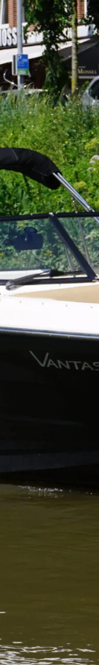 Een witte en zwarte motorboot met de naam "VANTASTIC" en registratie "3-YB-226" vaart op het water. — Sea Ray 250 SLX