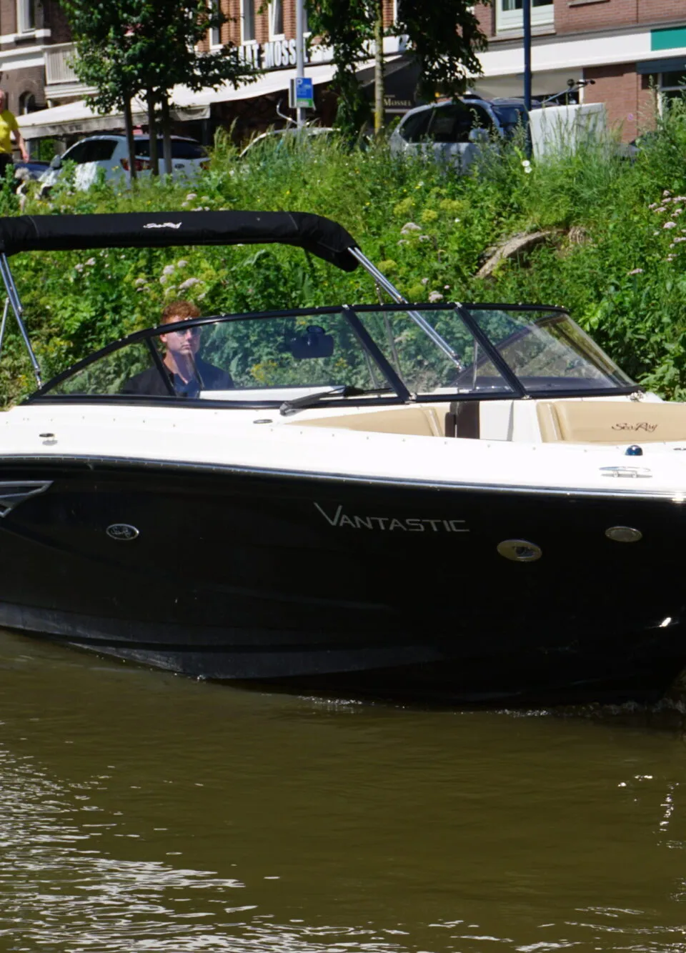 Een witte en zwarte motorboot met de naam "VANTASTIC" en registratie "3-YB-226" vaart op het water. — Sea Ray 250 SLX