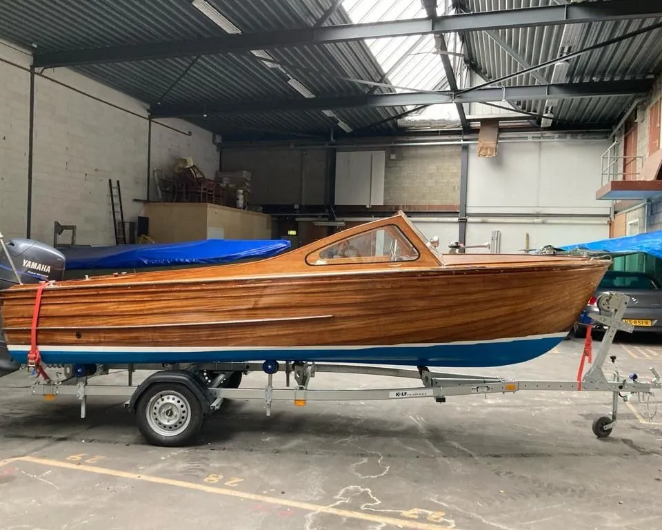 Flying Finn 5.25 1960 – Klassiek houten motorbootje met trailer - Foto 1