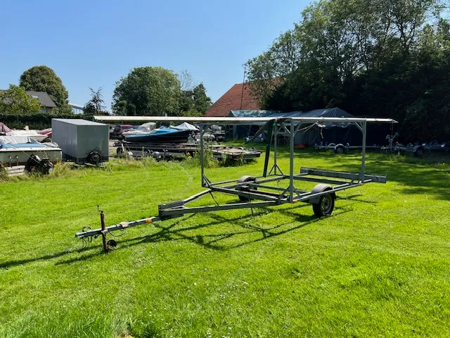 Trailer voor zeilboot of surfplanken – praktisch transportmiddel - Foto 1