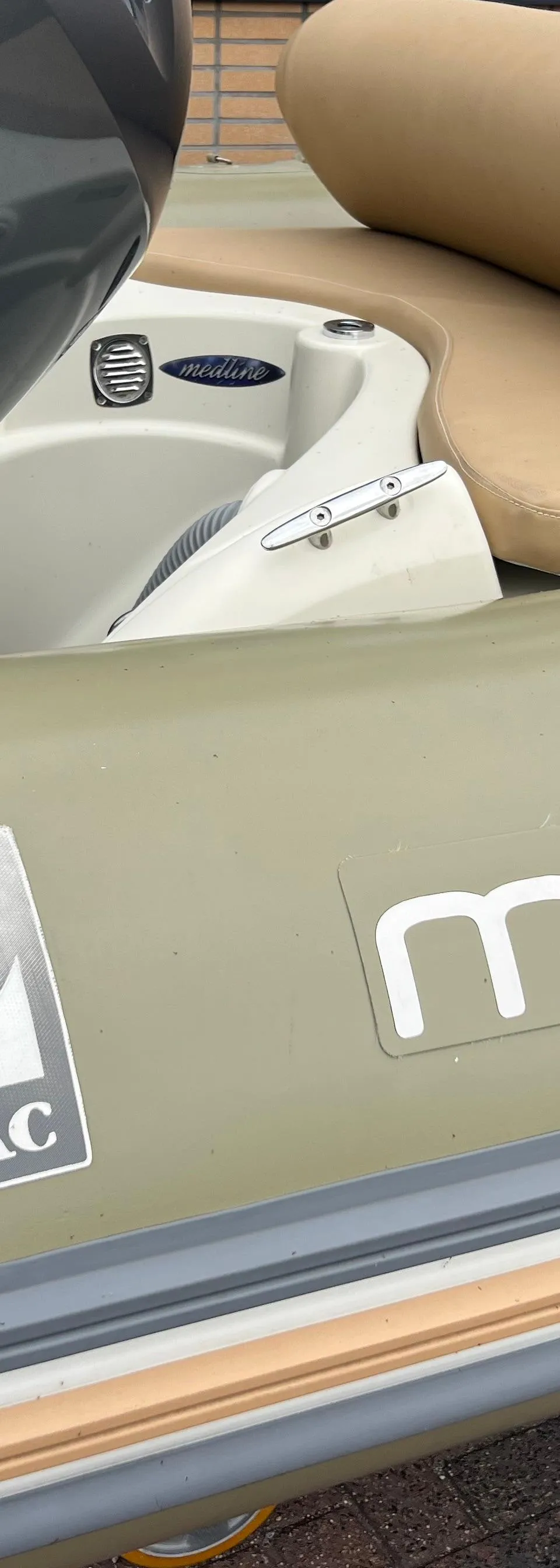 Een close-up van de achterkant van een boot met een Yamaha buitenboordmotor en de logo's "Zodiac" en "medline".