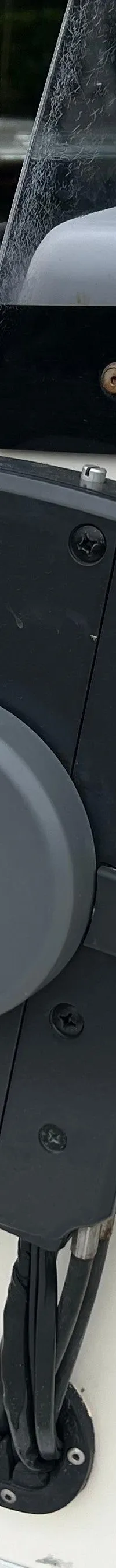 Een Yamaha afstandsbediening voor de motor is gemonteerd op een wit console, met een stuurwiel en beige bekleding.