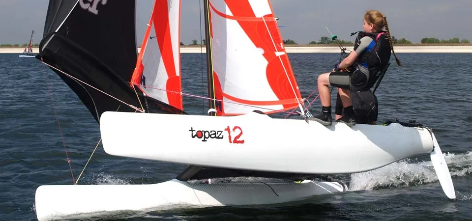 Topper Cat12 2024 – Lichte catamaran voor jonge zeilers - Foto 1