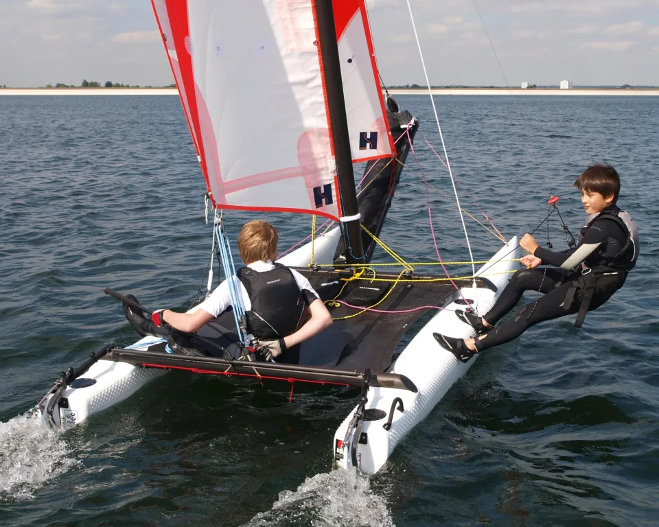 Topper Cat12 2024 – Lichte catamaran voor jonge zeilers - Foto 2