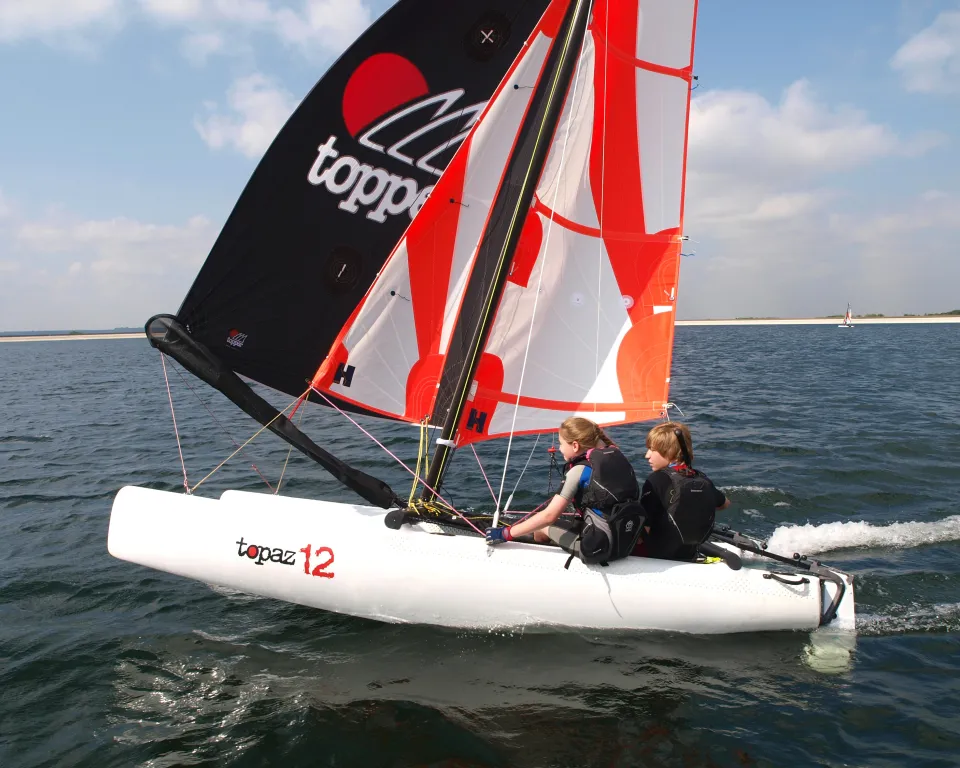 Topper Cat12 2024 – Lichte catamaran voor jonge zeilers - Foto 3