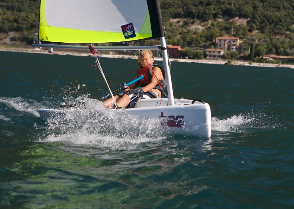 Topper Taz 2024 – actieprijs jeugdzeilboot polyethyleen - Foto 1