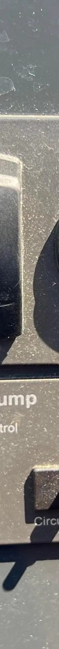 Een detailfoto van een bedieningspaneel met drie schakelaars, een 12V-aansluiting en een bilgepompbediening.